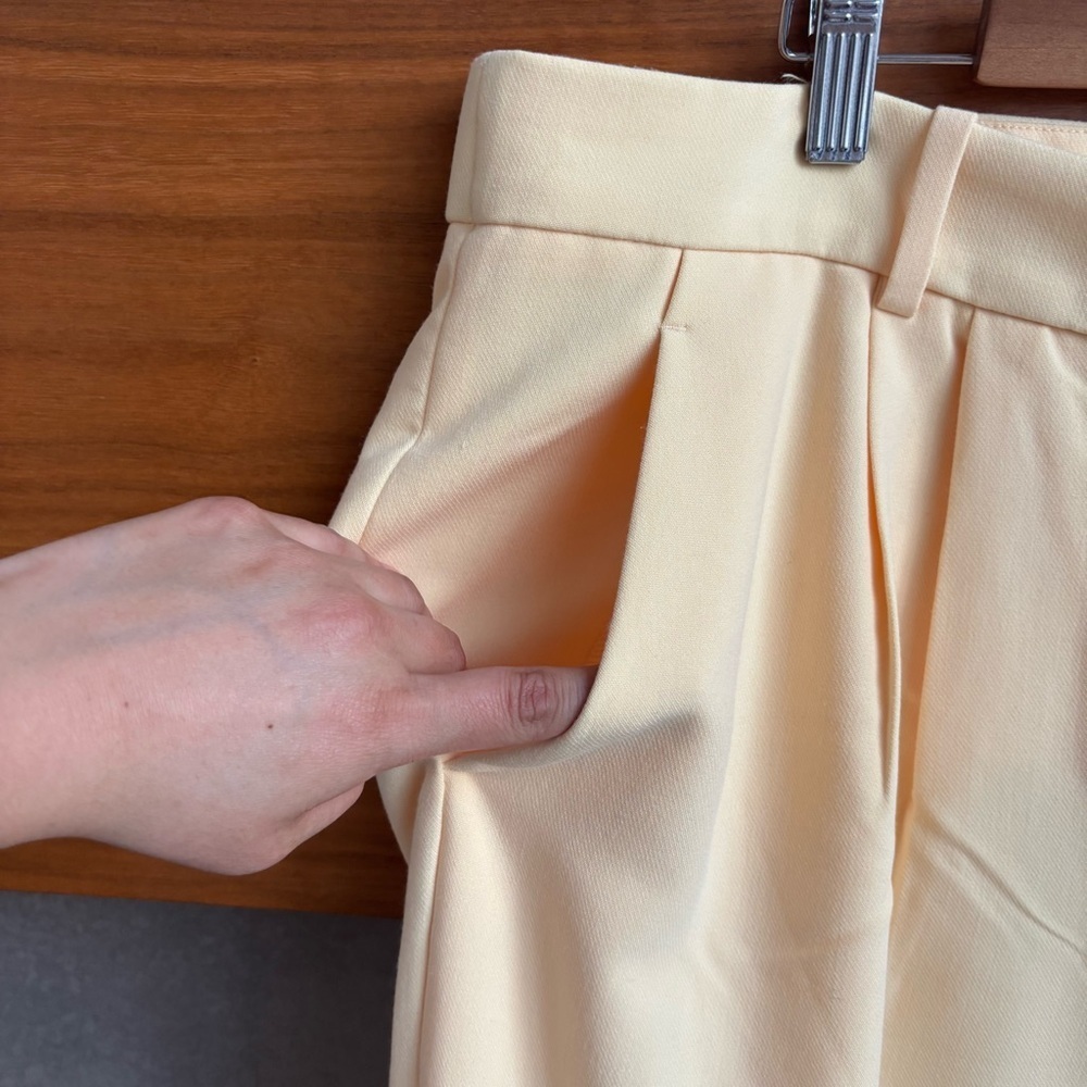Abercrombie & Fitch Ultra Hight Rise Wide Leg Pant in Yellow, Size 34 - Picture 9 of 16